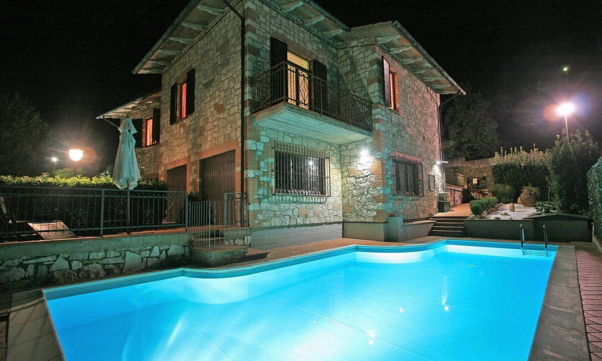 Radicondoli House | 3 BD house 7 mins walk to center w /private pool