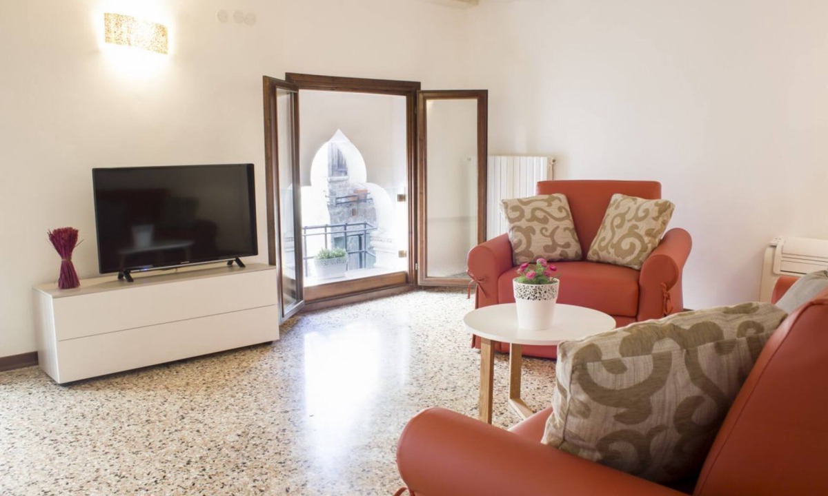 San Polo Apartment | Ai Sansoni – Elegant Venetian Apartment with Canal View