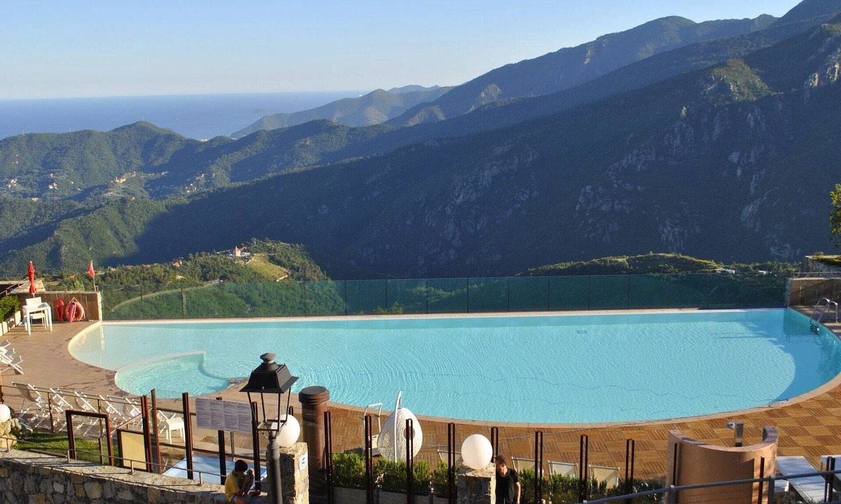 Magliolo Apartment | Air-conditioned with a pool,spa and fitness centre