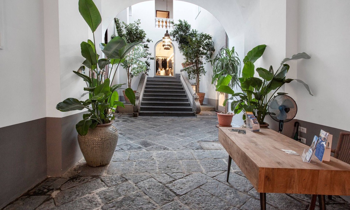 Sorrento City Centre Ski Chalet | AMORE RENTALS - Casa La Maisonette with Air Conditioning, Balcony and Internet WI-FI