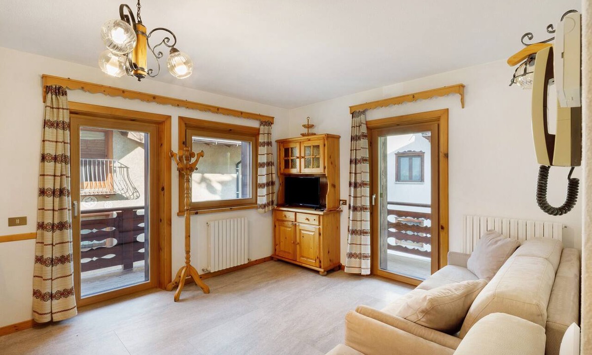 Livigno Cabin | Apartment 2 with Mountain View, Shared Garden and Wi-Fi
