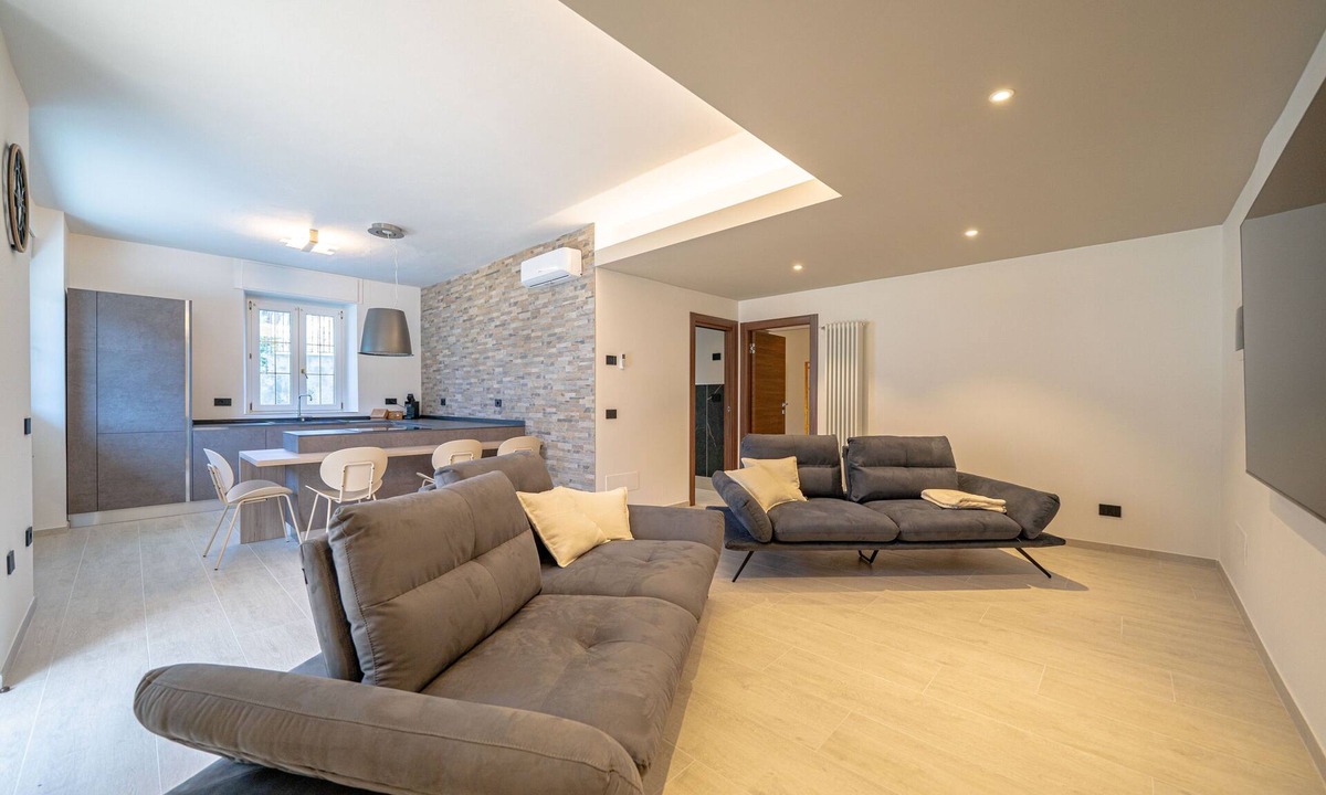 Province of Sondrio Apartment | Apartment 'Ambra Suite' with Mountain View, Wi-Fi and Air Conditioning
