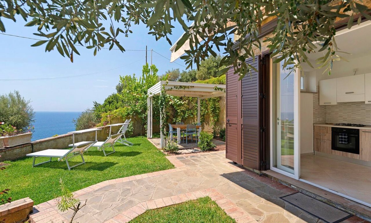 Casal Velino Apartment | Apartment 'Arancione' with Sea View, Wi-Fi and Air Conditioning