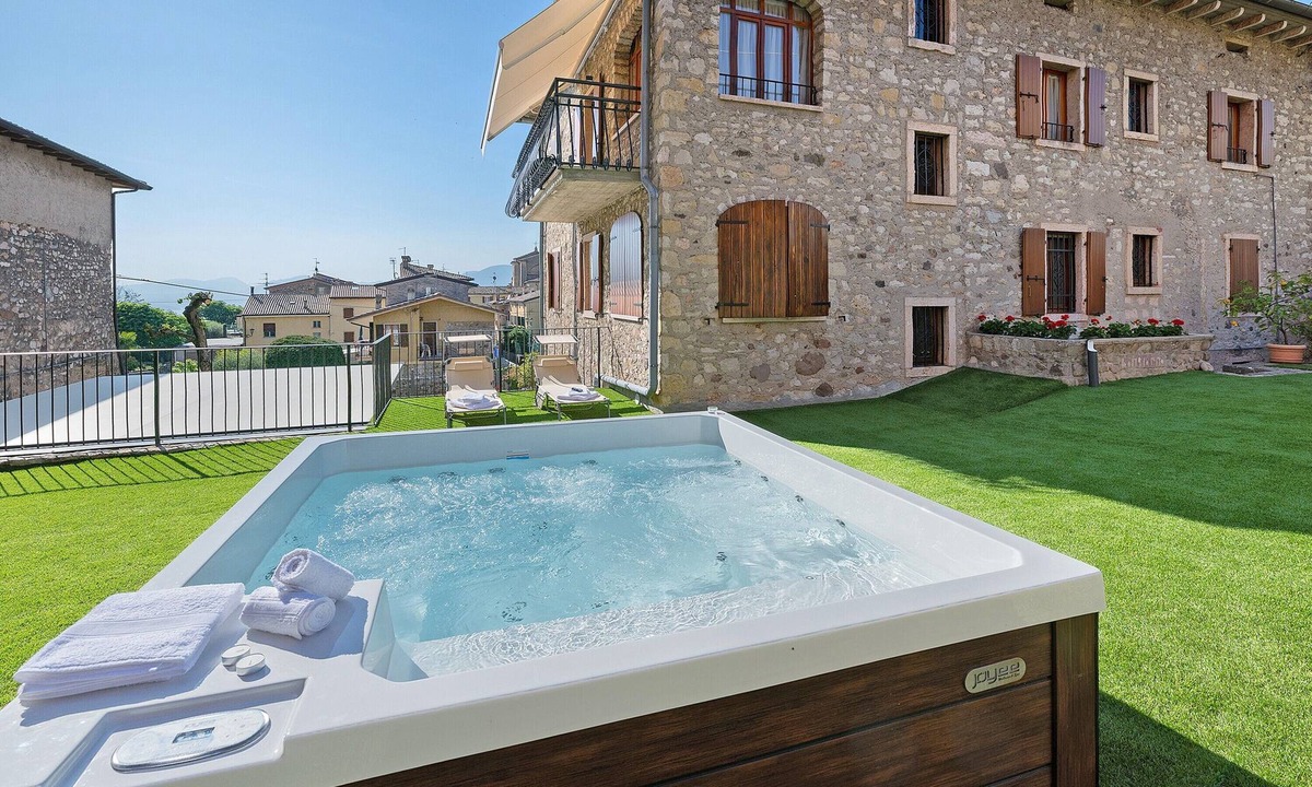 Albisano Apartment | Apartment 'Ca' Due Cuori' with Lake View, Wi-Fi and Air Conditioning