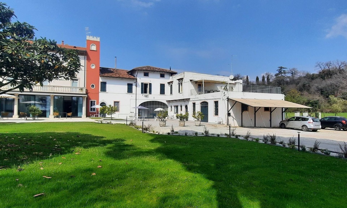 Desenzano del Garda Apartment | APARTMENT ESMERA SPACIOUS AND QUIET IN THE MIDDAY OF GREEN
