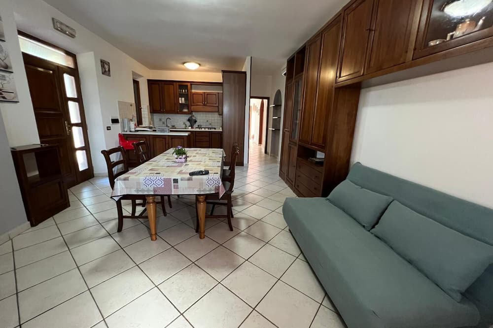 Acquaviva Apartment | Apartment 'Isidora' with Private Garden, Wi-Fi and Air Conditioning