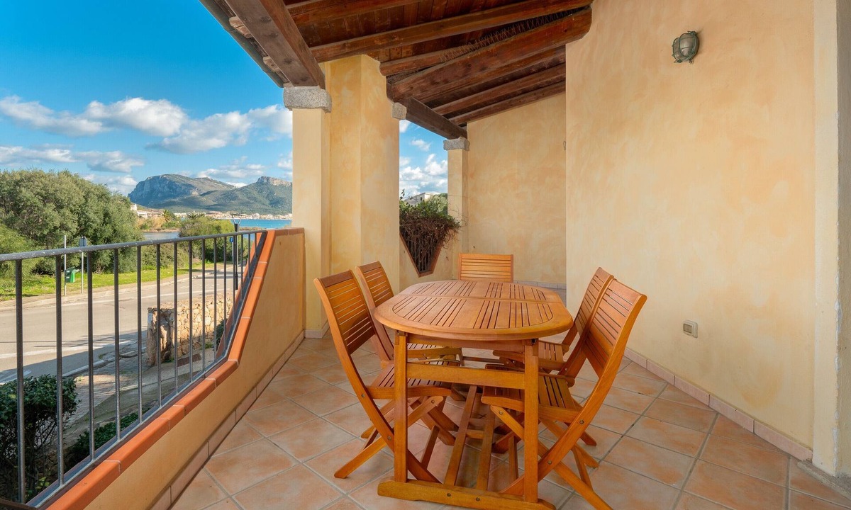 Baia Caddinas Apartment | Apartment 'Orizzonti 31' with Sea View, Private Terrace and Air Conditioning