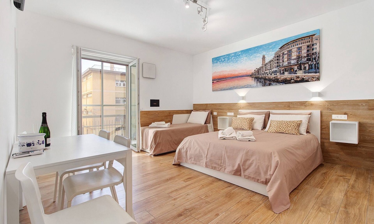 Municipio 2 Apartment | Apartment 'Platinum - Il Centro Luxury Suites' with Balcony, Wi-Fi & Air Conditioning
