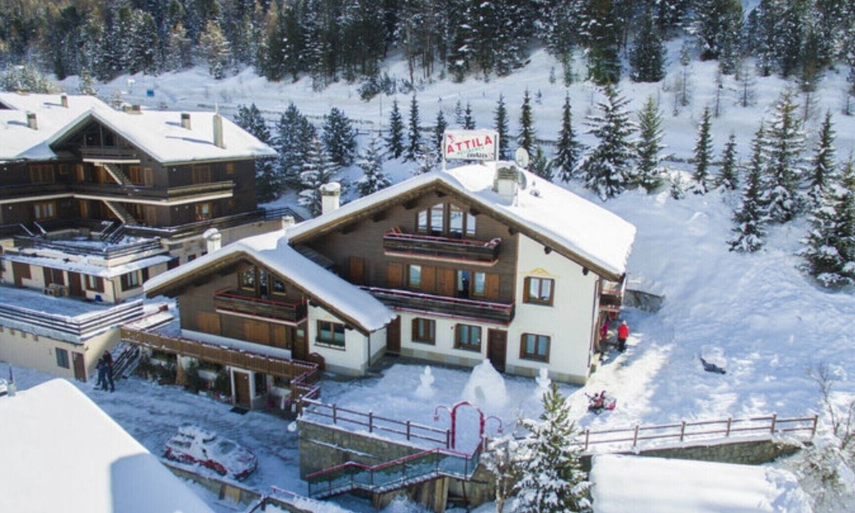 Teola Apartment | Apartment 'Residence Attila Giardino' with Mountain View, Shared Garden & Wi-Fi