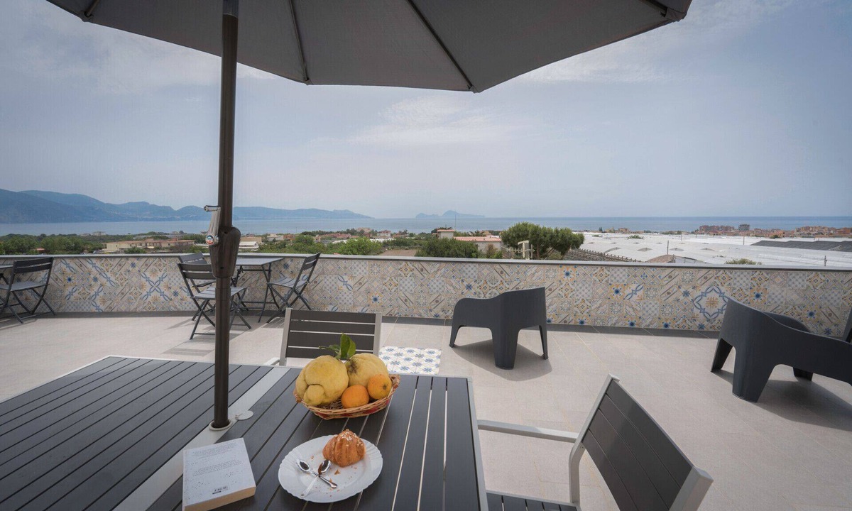 Torre del Greco Apartment | Apartment with 2 bedrooms common theater Capri view on the second floor lift