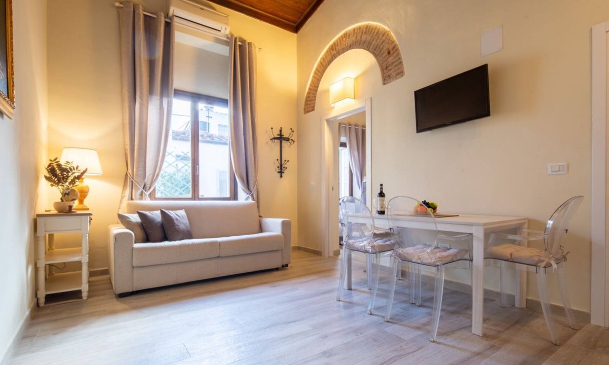 Duomo Apartment | Arnolfo Elegant Apartment in via dei Calzaiuoli in Florence by Mmega