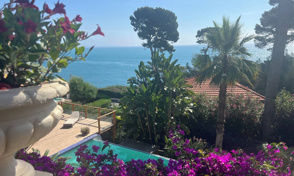 Cap-d'Antibes Villa | Beautiful 6 Bedrooms Villa on the Cap d'Antibes with panoramic sea views