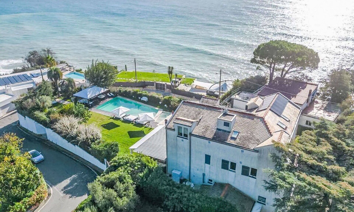 Albisola Superiore Apartment | Beautiful apartment for 6 guests with pool, WIFI, TV, patio and pets allowed