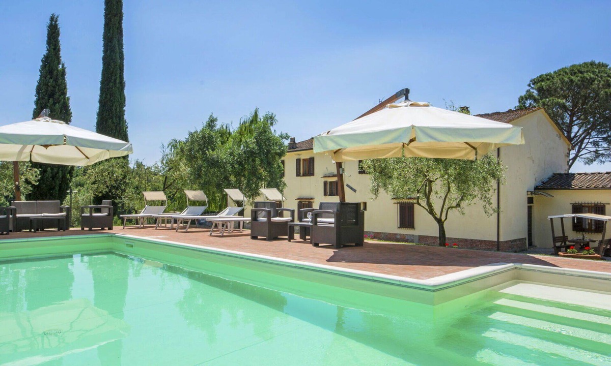 Lamporecchio Villa | Beautiful apartment in villa for 18 people with WIFI, private pool, TV, balcony and pets allowed