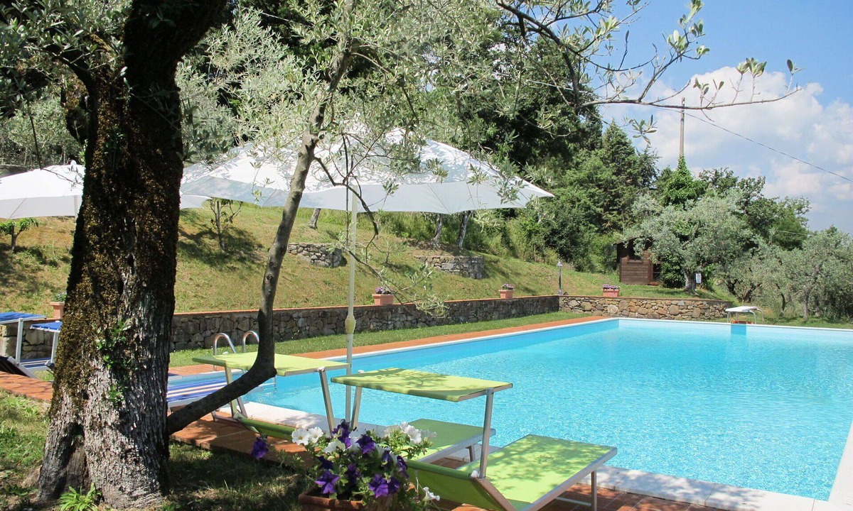 Montevarchi Villa | Beautiful apartment in villa for 4 people with pool, WIFI, TV, patio and pets allowed