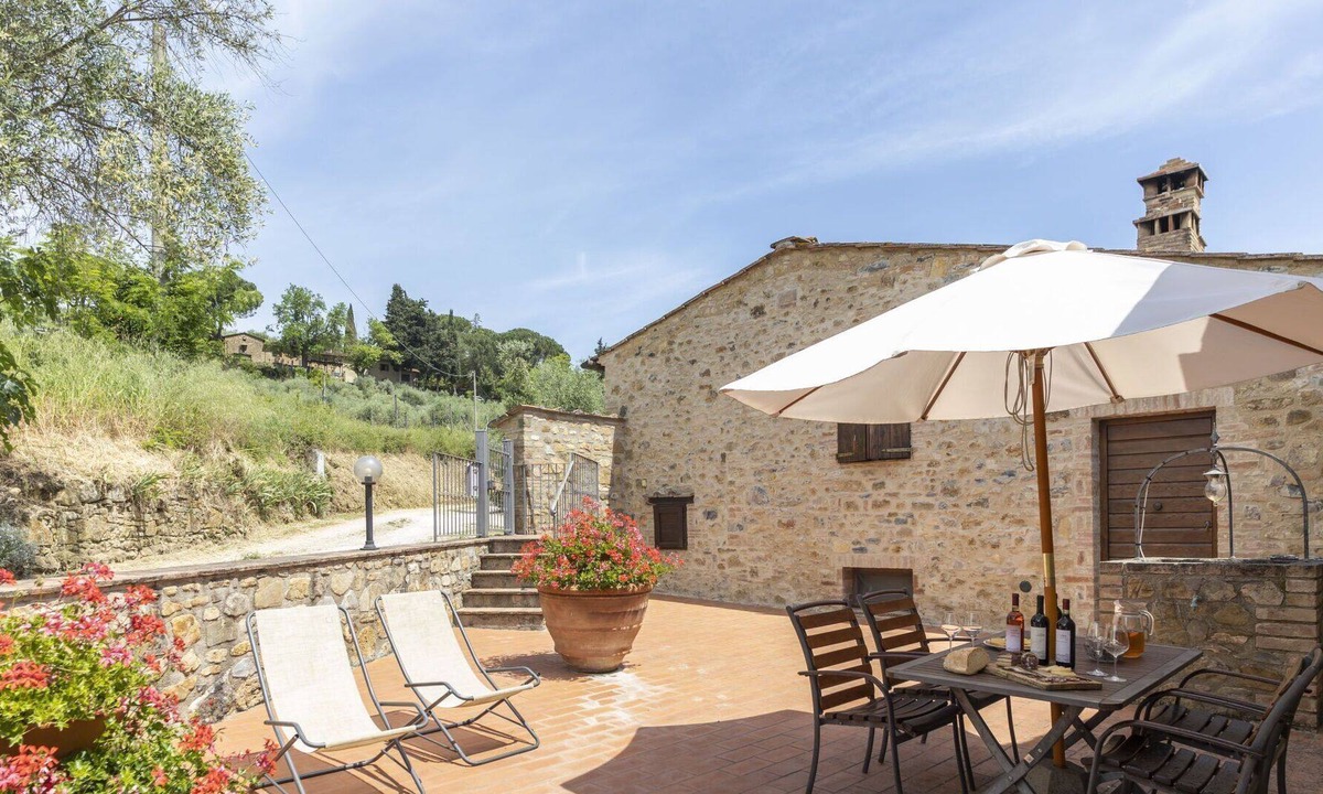 Poggiarello Villa | Beautiful apartment in villa with pool, WIFI, TV, pets allowed and parking, close to San Gimignano