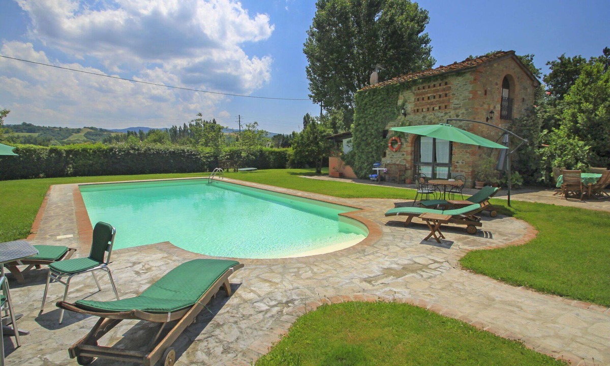 Laterina Villa | Beautiful private villa for 4 people with pool, WIFI, TV, patio and pets allowed, close to Arezzo