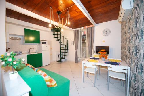 Historical Center Apartment | Bianca Napoli Suite