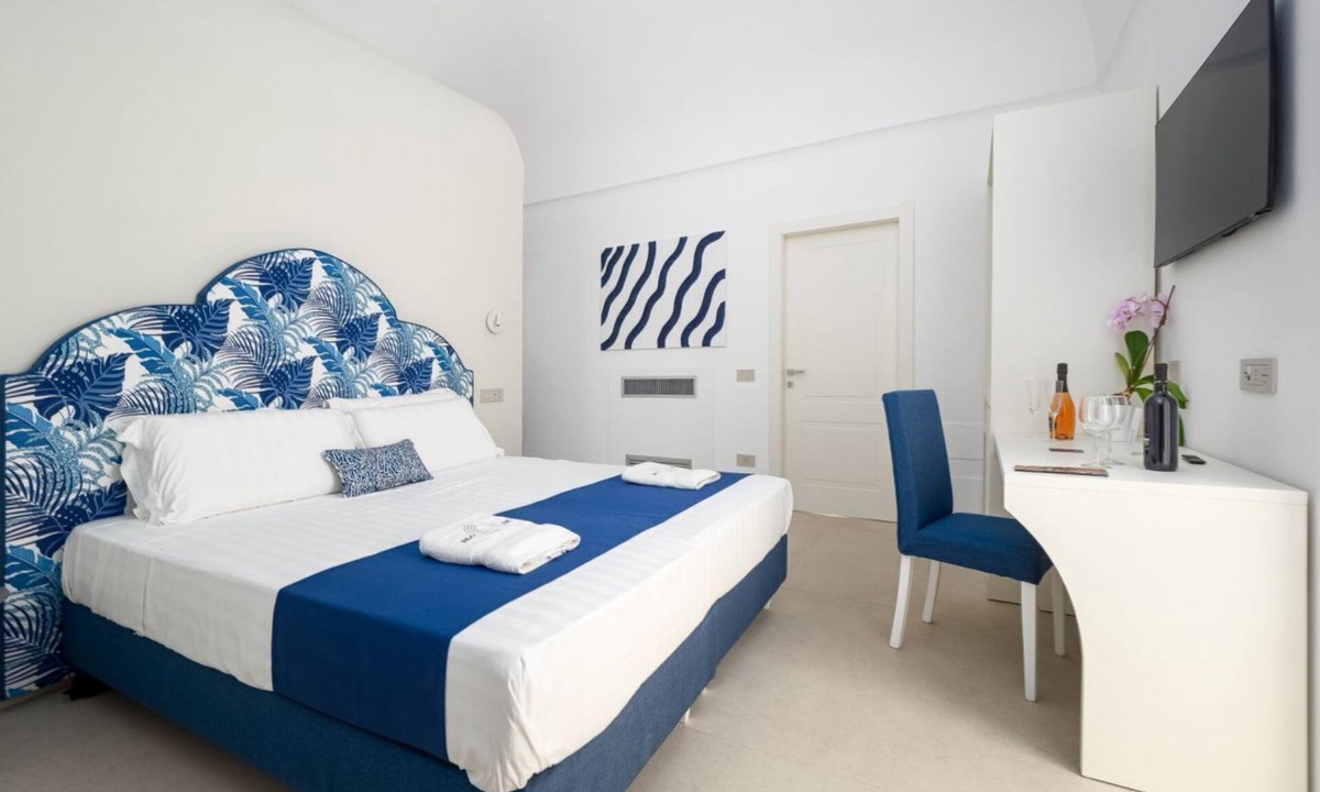 Meta Hotel | 💎 Blu Sky Luxury Place – Deluxe Blue Room: Elegance, Comfort & Perfect Location between Beach and Train Station 🚉🌊