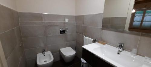 Barbaresco House | Cà Trifolera Barbaresco - Camera TRIPLA con bagno - IN ROMANTICO CASCINALE NEI VIGNETI CON CANTINA