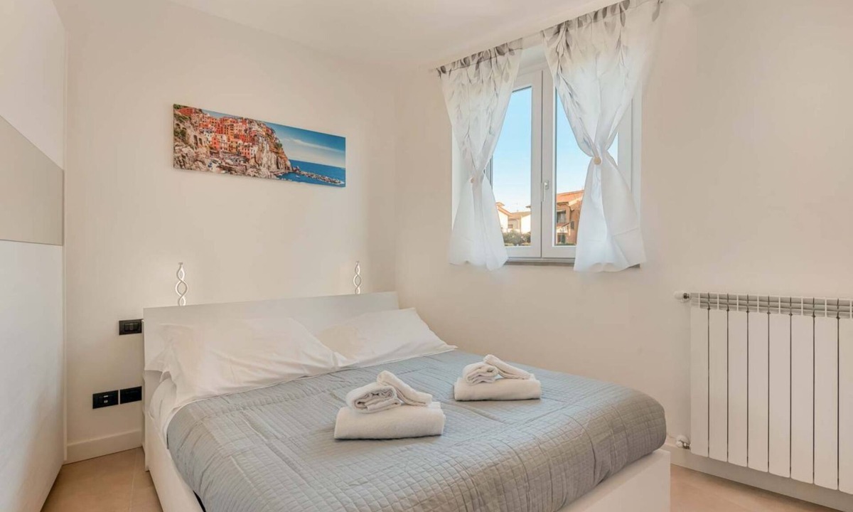 Santo Stefano di Magra Apartment | Cà del Magra is a newly built one-bedroom apartment designed to welcome you into an atmosphere of peace and comfort in the heart of Santo Stefano di Magra. Set within a quiet and private courtyard, it is the perfect choice for those looking to unwind wh