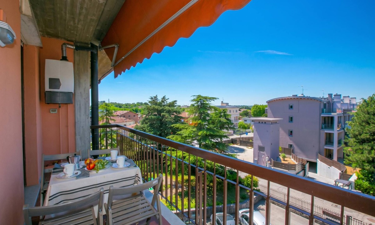 Peschiera del Garda Apartment | Casa di Paola: Lake-View Balcony Apartment in Peschiera, Peschiera del Garda, Italy