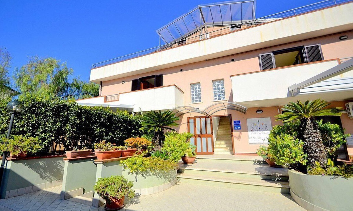 Agropoli House | Casa Pesca C: A modern and graceful apartment situated at a few steps from a sandy beach, with Free WI-FI.