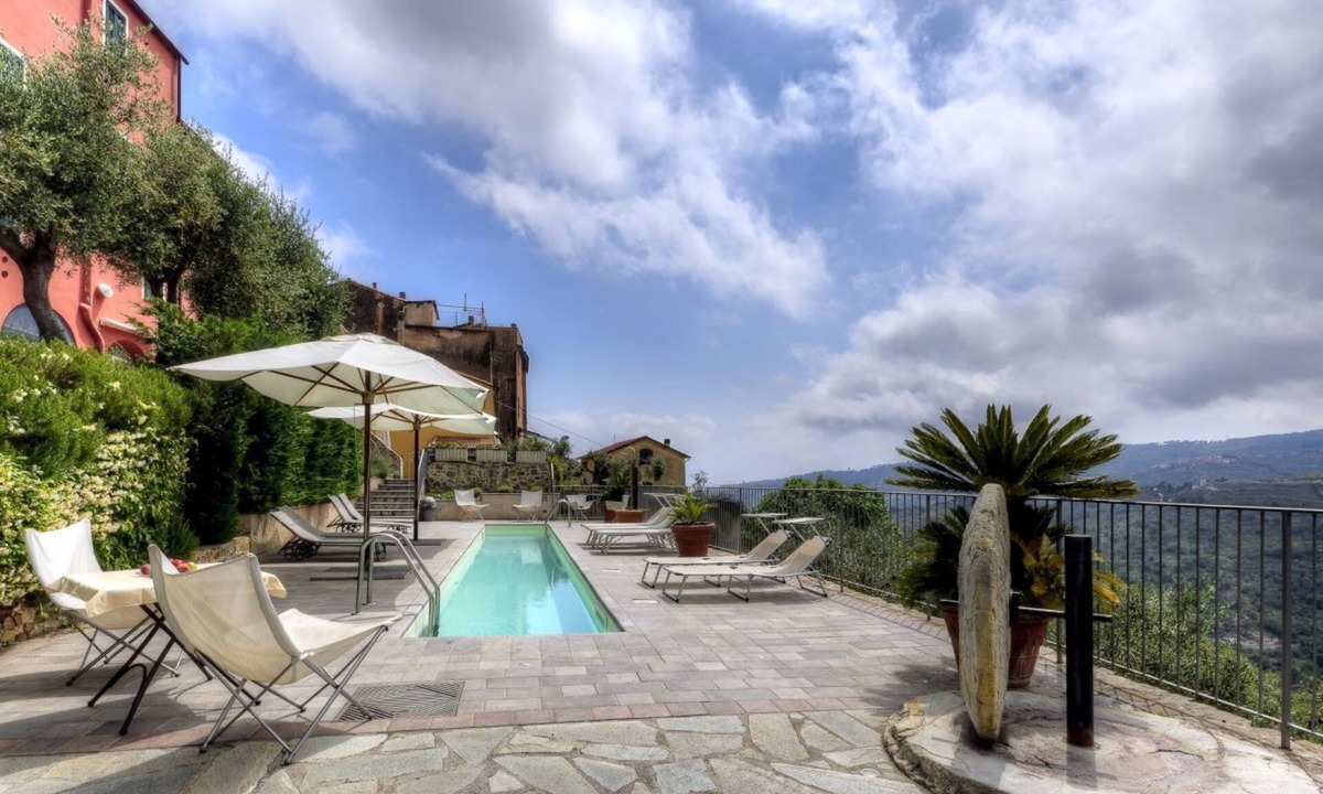 Civezza Condo | Casa Pisani in a building with garden and swimming pool