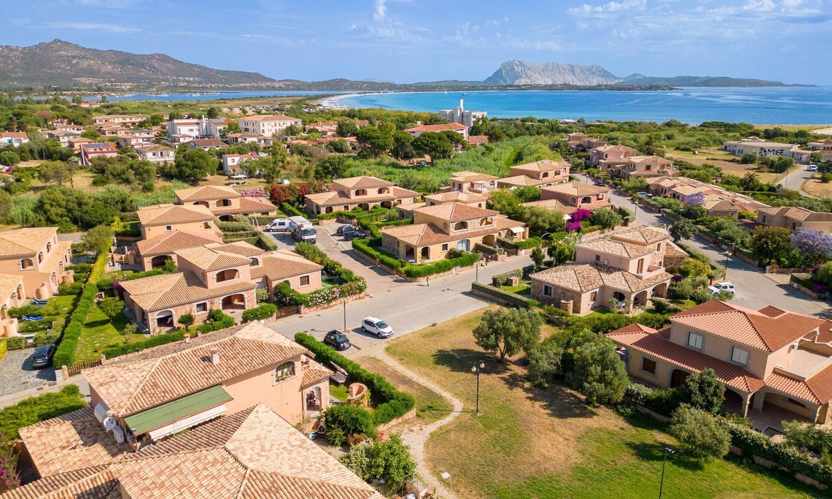 San Teodoro City Centre House | Charming Apartment “Villa Oleandro” with Garden & Terrace, Wi-Fi, Air Conditioning