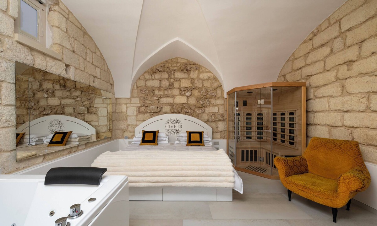 Vitigliano Apartment | Civic 3 Vitigliano private suite & spa steps from the sea with bath and sauna