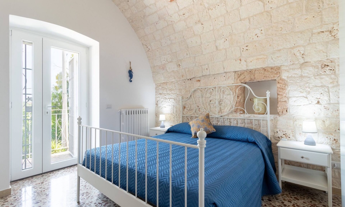 Polignano a Mare Apartment | Corallo House - Alba Rossa Room with Shared Pool, Wi-Fi and Air Conditioning