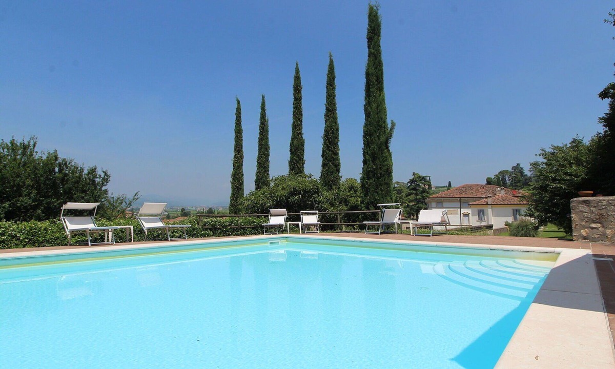 Colognola ai Colli Apartment | Cosy apartment for 8 guests with A/C, WIFI, pool and TV, close to Verona