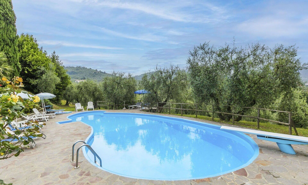 Monsummano Terme Villa | Cosy apartment in villa for 10 people with WIFI, private pool, TV, patio and pets allowed