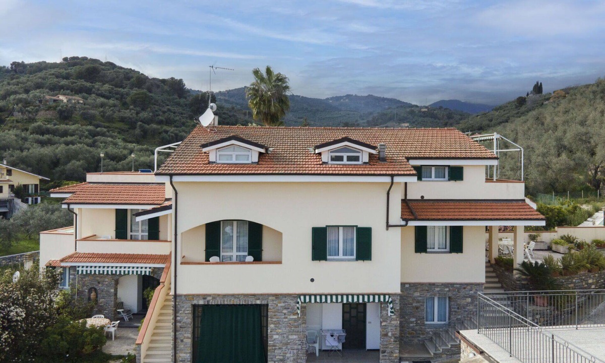 Diano Castello Apartment | Cosy apartment for 6 people with pool, WIFI, TV, terrace and pets allowed