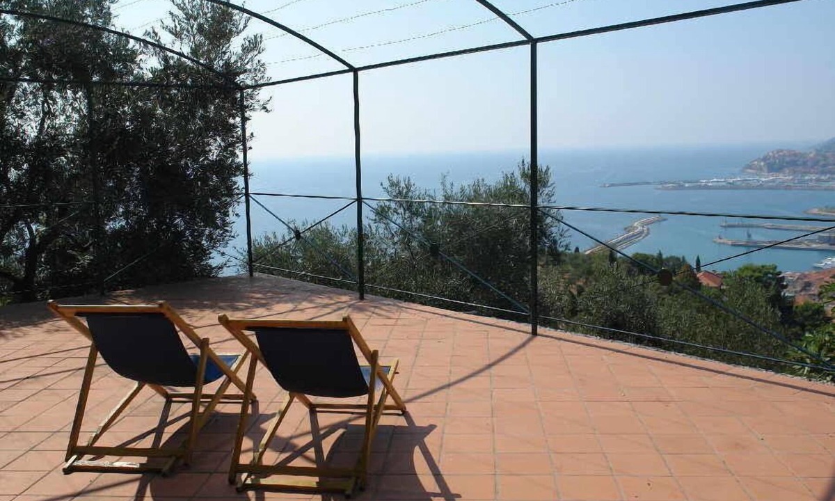 Oneglia House | Cozy mini bungalow for two, roof terrace, direct sea view