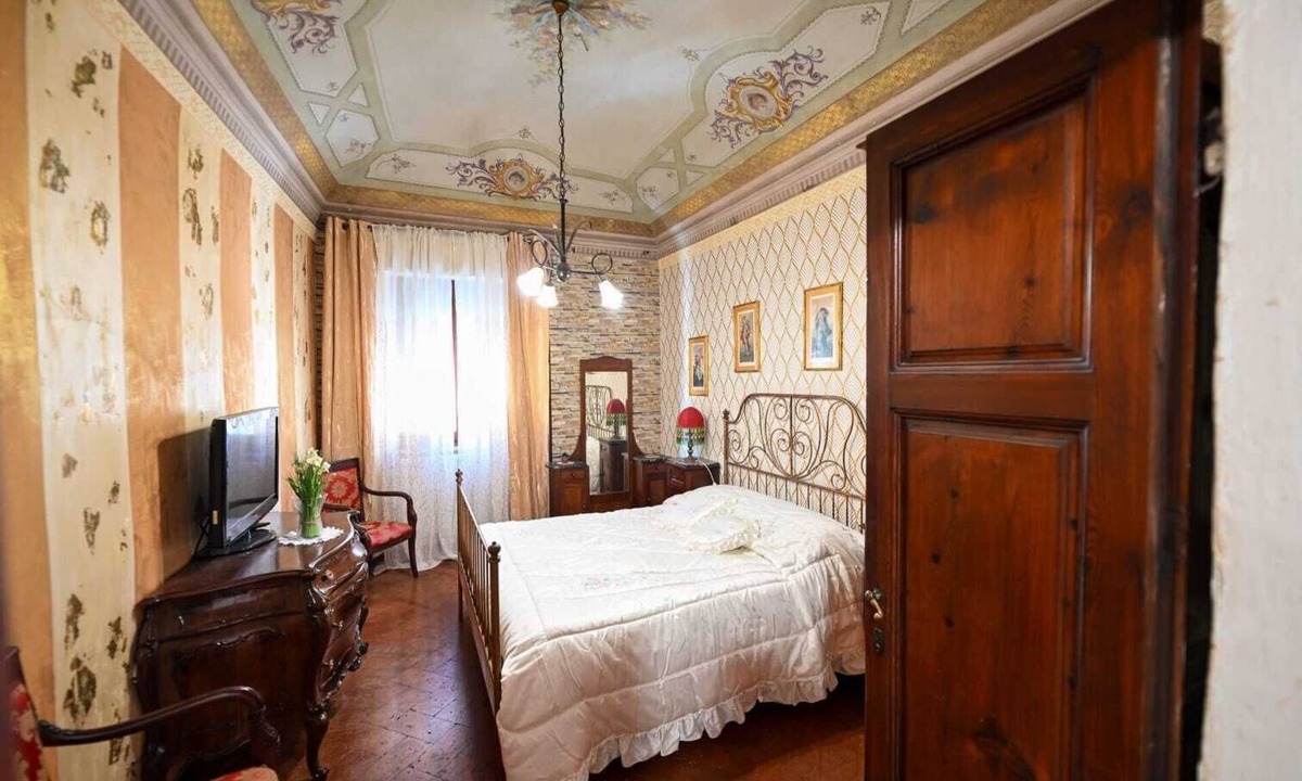 Caprona House | Degas Caprona. Single rooms, double rooms. Price 90€ per room.