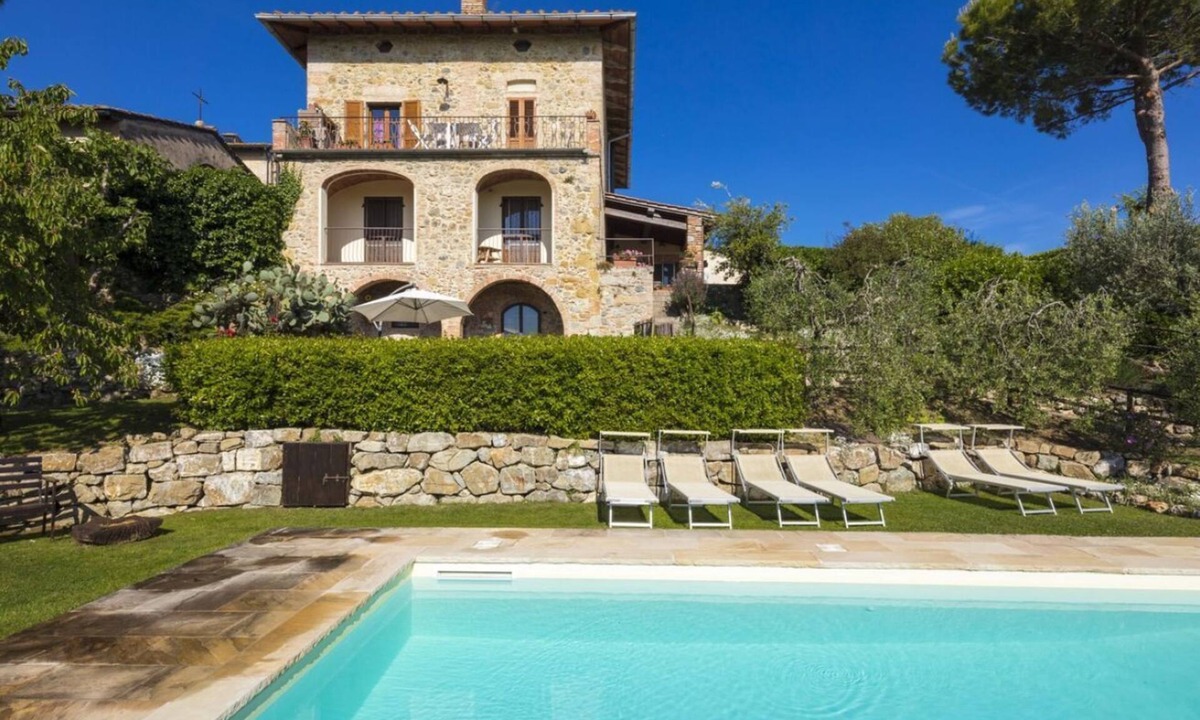 Castel San Gimignano Apartment | Double bedroom loggia overlooking the pool