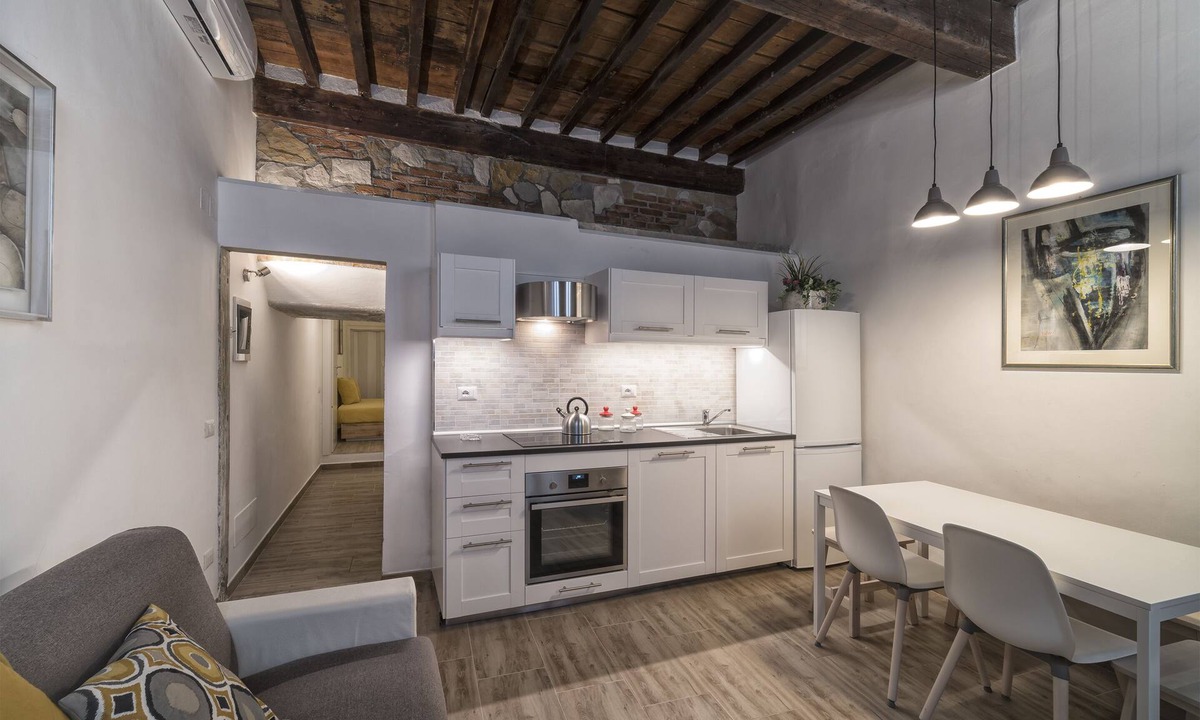San Lorenzo Apartment | GUELFA HOUSE: restructuring, on the ground floor, comfortably accommodates 6 people