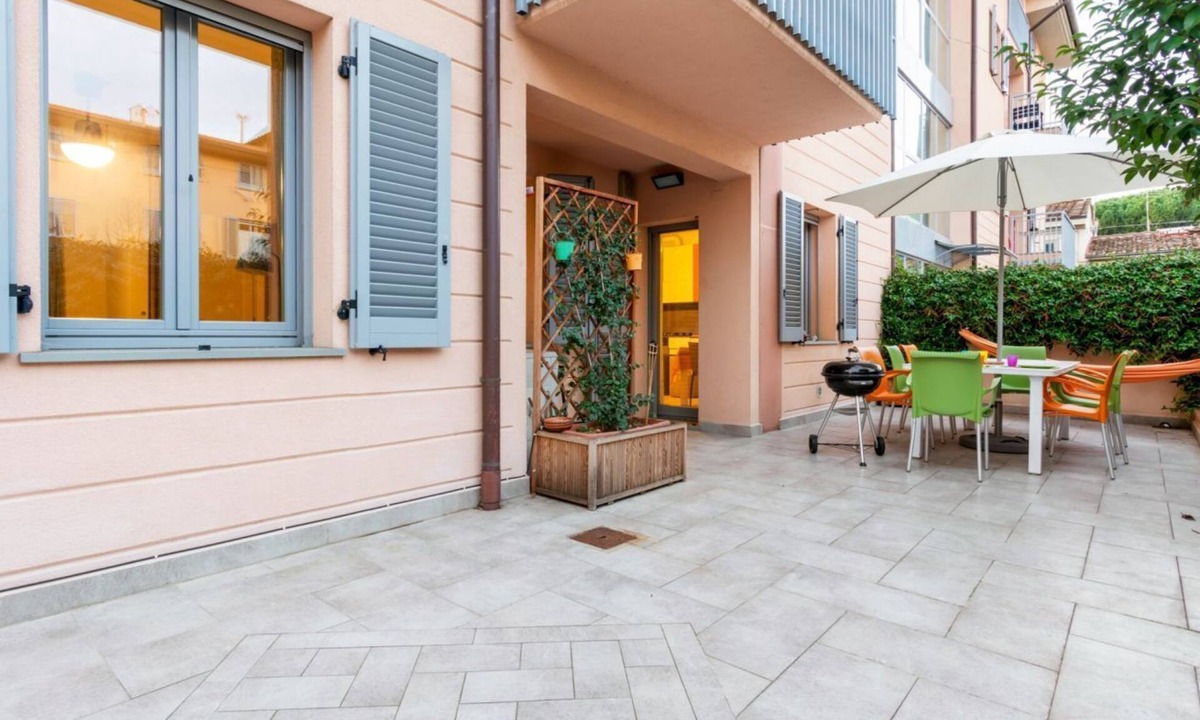 Le Cure Apartment | GuestHost - Comfortable 50sqm apartment with tiled patio that can accommodate up to 4 people. Located on the ground floor of a modern building of recent construction, the apartment is equipped with private parking space for a motorbike (inside the patio)