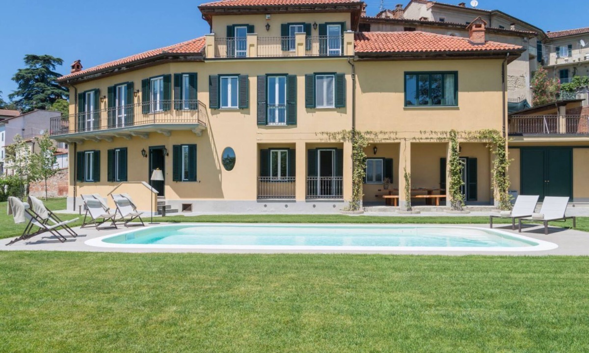 Vignale Monferrato Apartment | GuestHost - Elegant and spacious villa perfect for accommodating up to 12 guests is located in the center of Vignale in the heart of Monferrato area, nominated a UNESCO World Heritage Site in 2014. The house is equipped with every comfort: WiFi, air cond