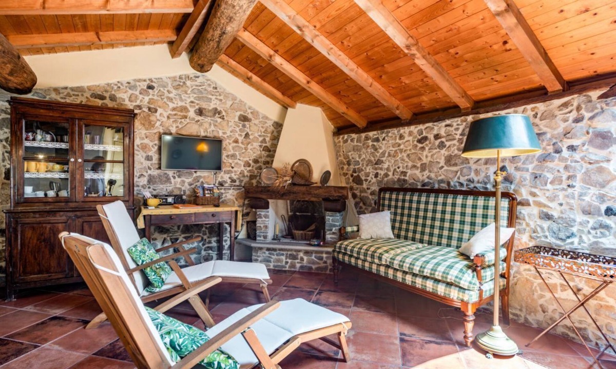 Borghetto di Vara Apartment | GuestHost - Medieval Getaway! Apuan Alps Lovely Attic x4