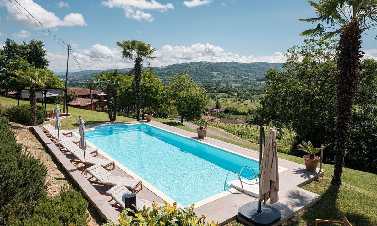 Monastero Bormida Villa | GuestHost - Stunning historic house with pool located in the Alto Monferrato, a UNESCO World Heritage site, with a 2000 sqm garden offering a lovely experience in nature, thanks to the breathtaking 360-degree views of the surrounding hills. Spacious and