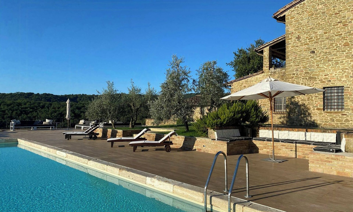 Monte San Savino Apartment | Historic farmhouse with infinity pool and sauna