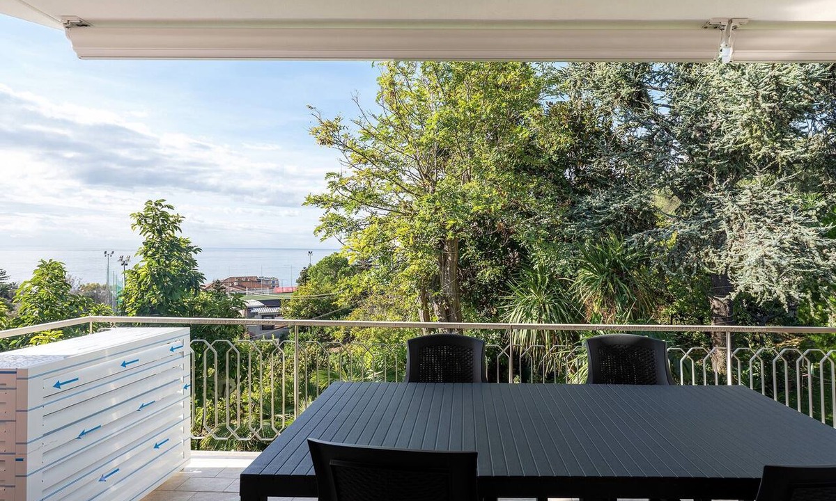 Ospedaletti House | Holiday Home 'Casa Alizia' with Sea View, Wi-Fi and Air Conditioning