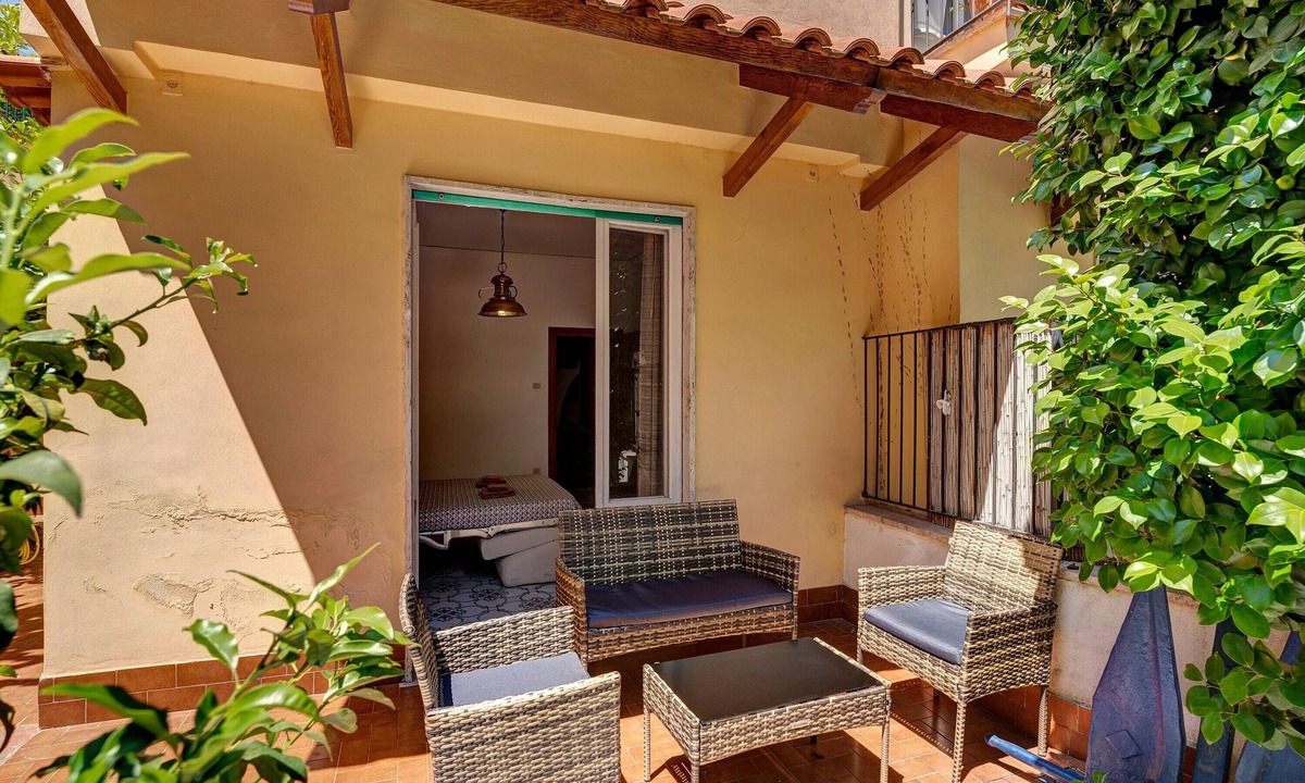 Lacco Ameno House | Holiday Home 'Lamia Resi' with Private Garden and Air Conditioning