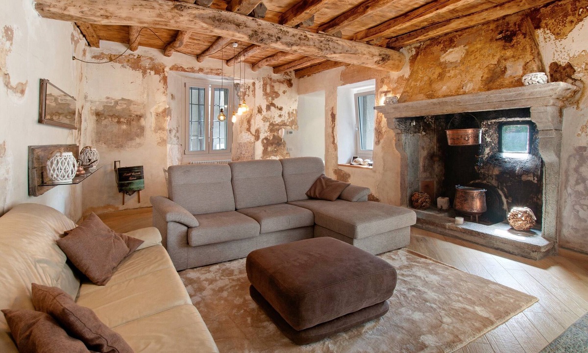 Naggio House | Holiday Home 'Thari House Como Lake' with Lake View, Terrace and Barbecue