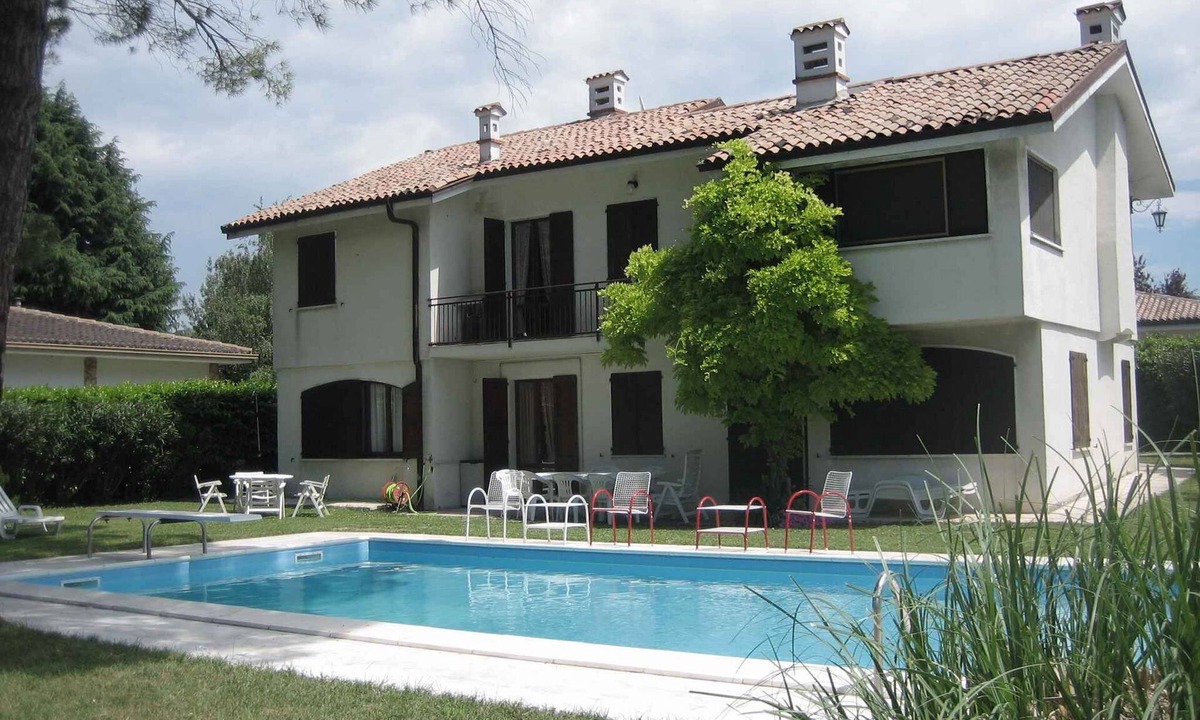 Mattarana House | Holiday home with terrace and pool