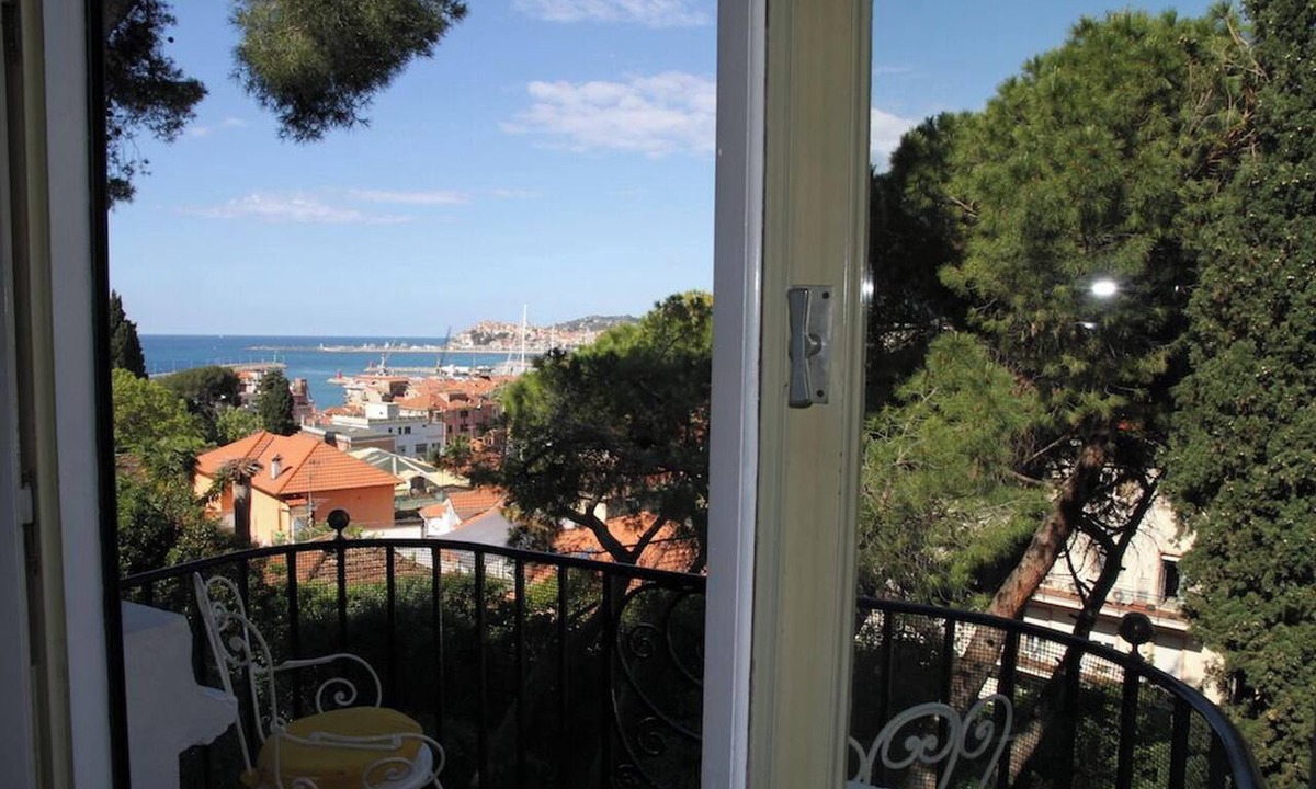 Imperia Villa | Homerez - Spacious Villa in Imperia, Sea View