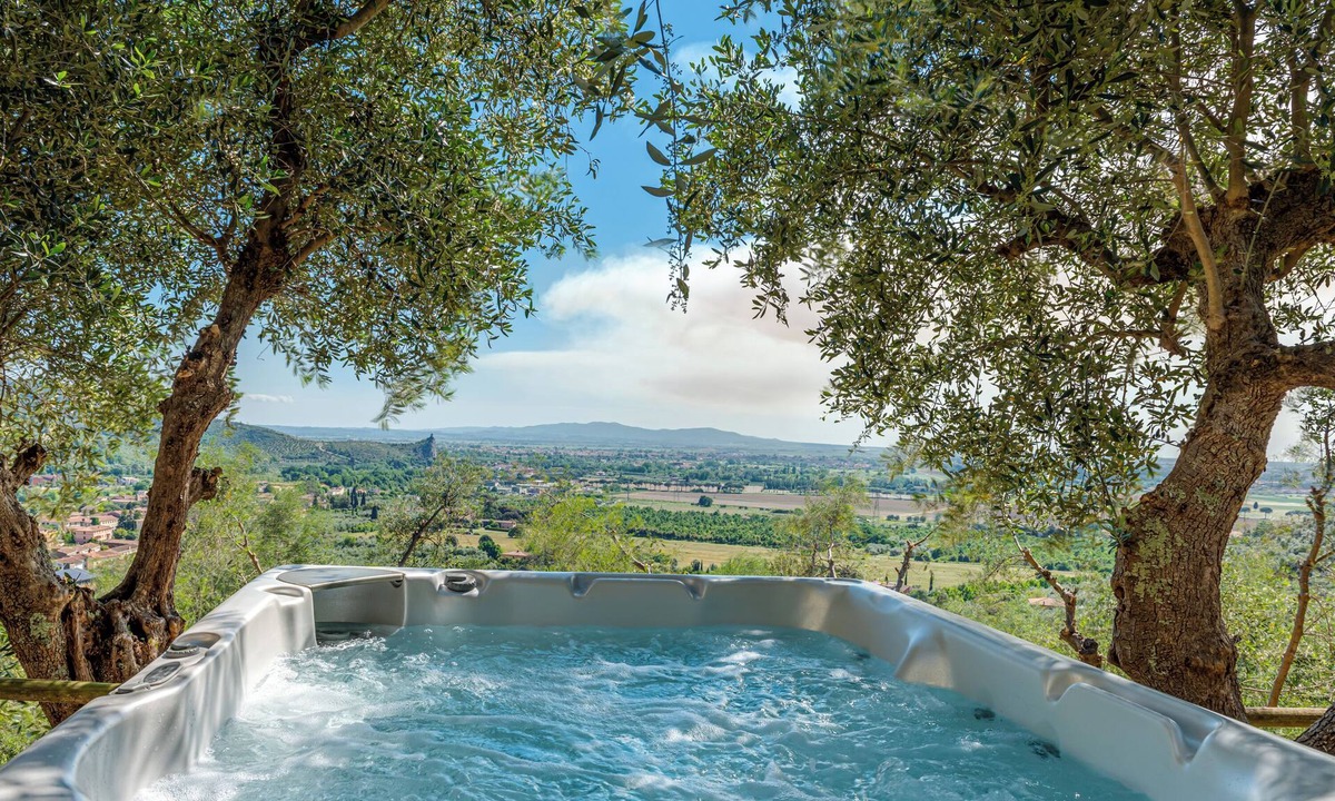 Calci Villa | HYDROMASSAGE BATHTUB-AGRITURISMO FATTORIA LA PIEVE-COTTAGE OLIVO 8 km from Pisa