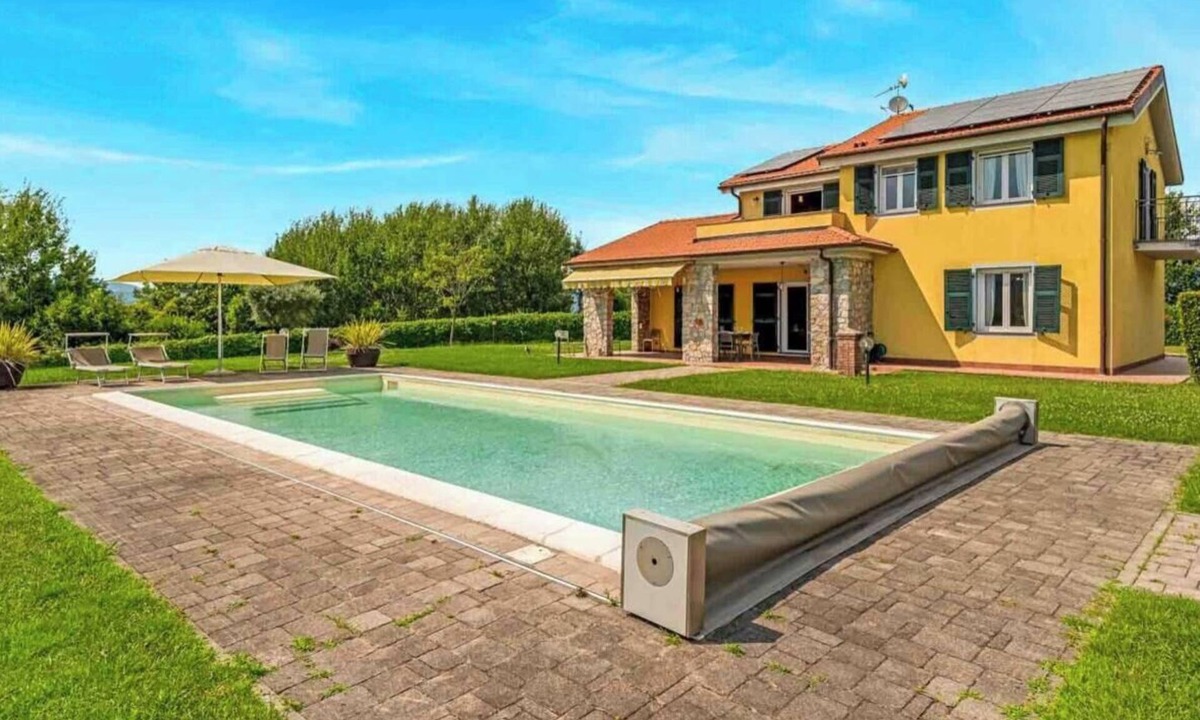 Borghetto di Vara Villa | Immersed in the greenery and surrounded by the tranquility of Ligurian nature, Villa Effe offers maximum comfort and serenity for the whole family or groups of friends.The villa has a large garden where you can relax. For the little ones, there is an equ